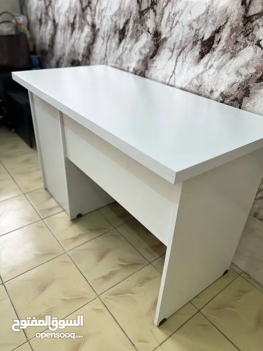 جهّز زاوية عملك براحة وأناقة! مكتب عملي أنيق كرسي دوّار مريح يدعم ظهرك لساعات العمل الطويلة،