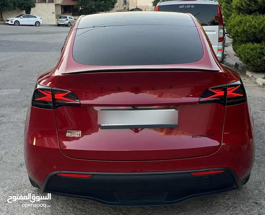 تيسلا Y 2022 performance لون خمري مميزة داخلي ابيض الاداء العالي دفع رباعي وبسعر مغري جداً جمرك جديد