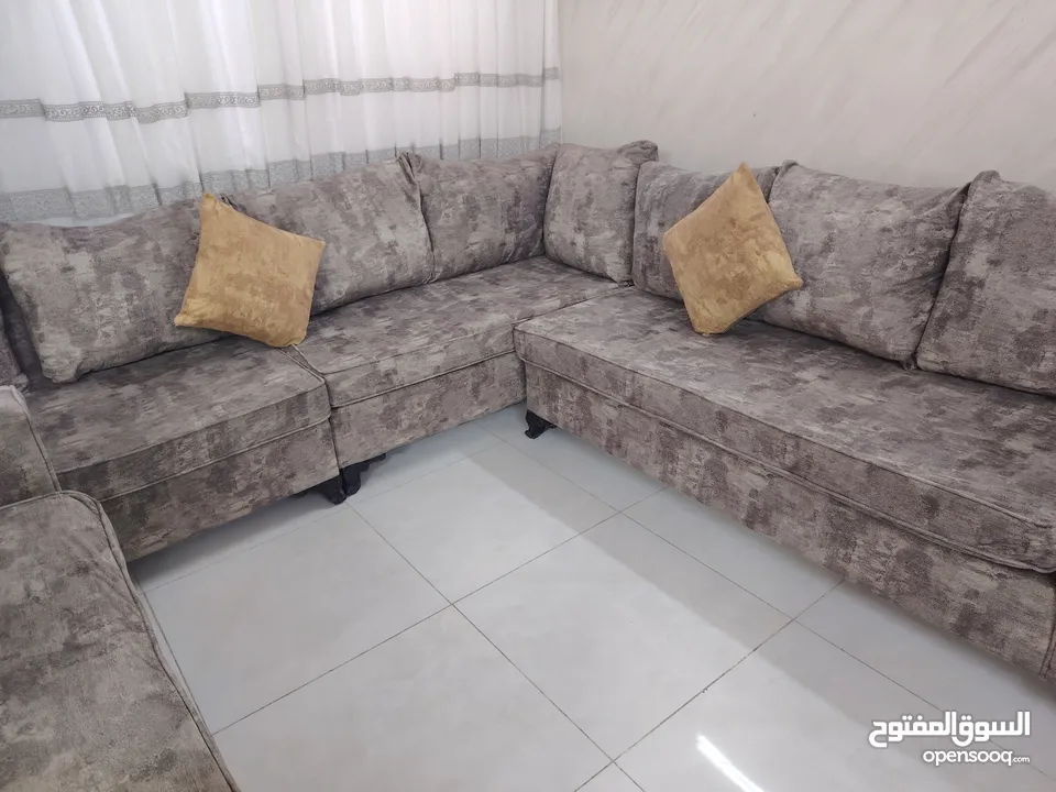 كنب مستعمل بحالة ممتازة