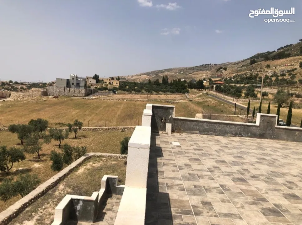 مزرعه للبيع في السلط مساحة الأرض 4218م مساحة البناء 450م