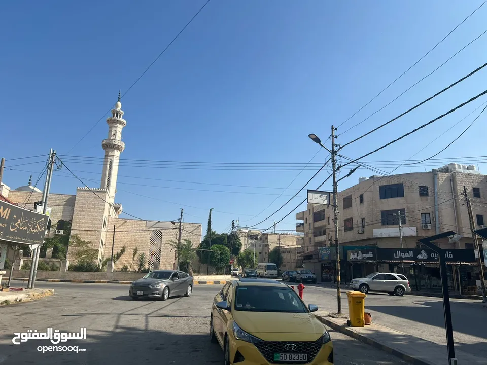 مجمع تجاري في وسط إربد عبارة عن محلات وشقق مع تسوية