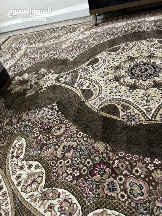 سجادة شبه جديدة للبيع