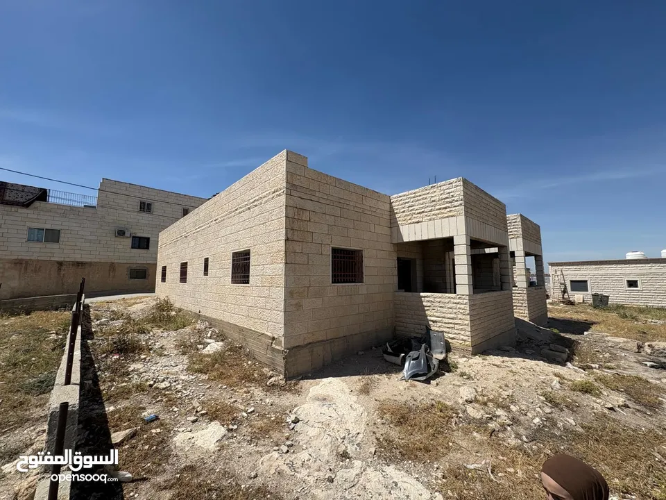ارض للبيع مع شقتين في جناتا ابو نجيم