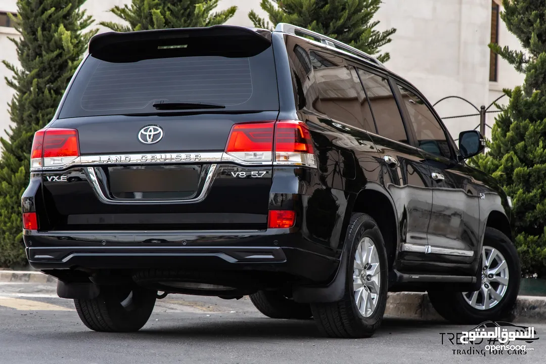 Toyota Land Cruiser VX-E 2016   السيارة وارد و بحالة الوكالة