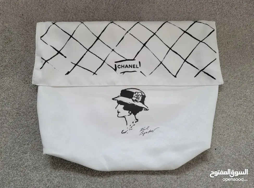 حقيبة شانيل النموذجية الكلاسيكية / Chanel Classic Flap Bag