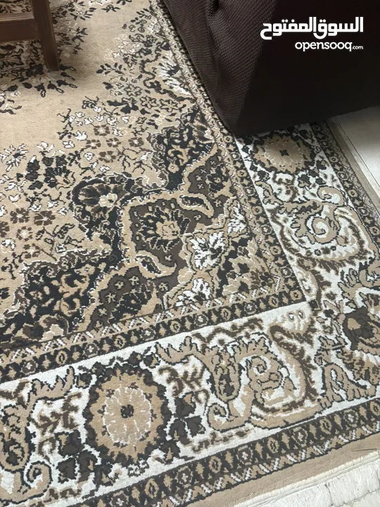 سجادة لون بني وبيج