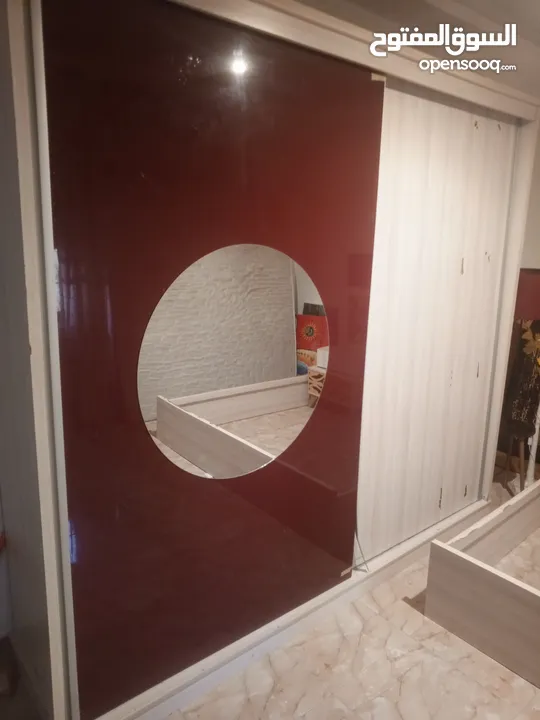 تخت مجوز مع خزانة مع 2 كوميدينا للبيع