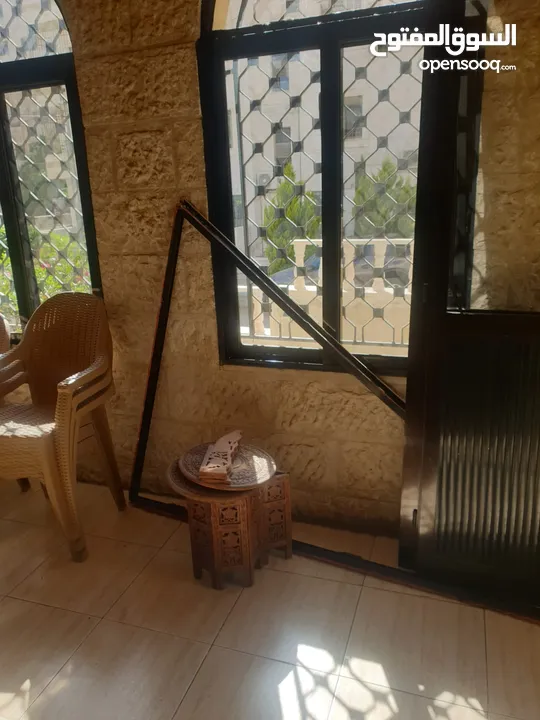 ابواب خشبية وأبواب المنيوم داخلية معروضة للبيع بحالة ممتازة.. تم تنزيل السعر للابواب. الباب بسعر 40