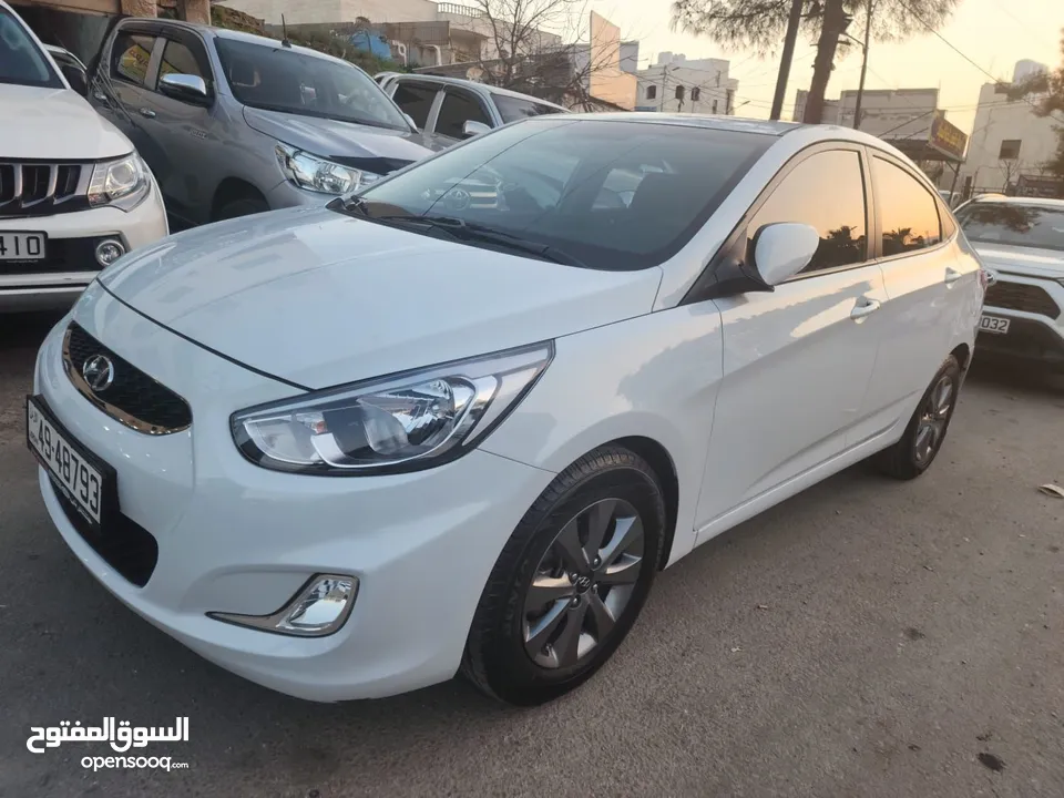 هونداي اكسنت 2018  وارد كوري لون أبيض بحالة الوكالة وبمواصفات مميزة