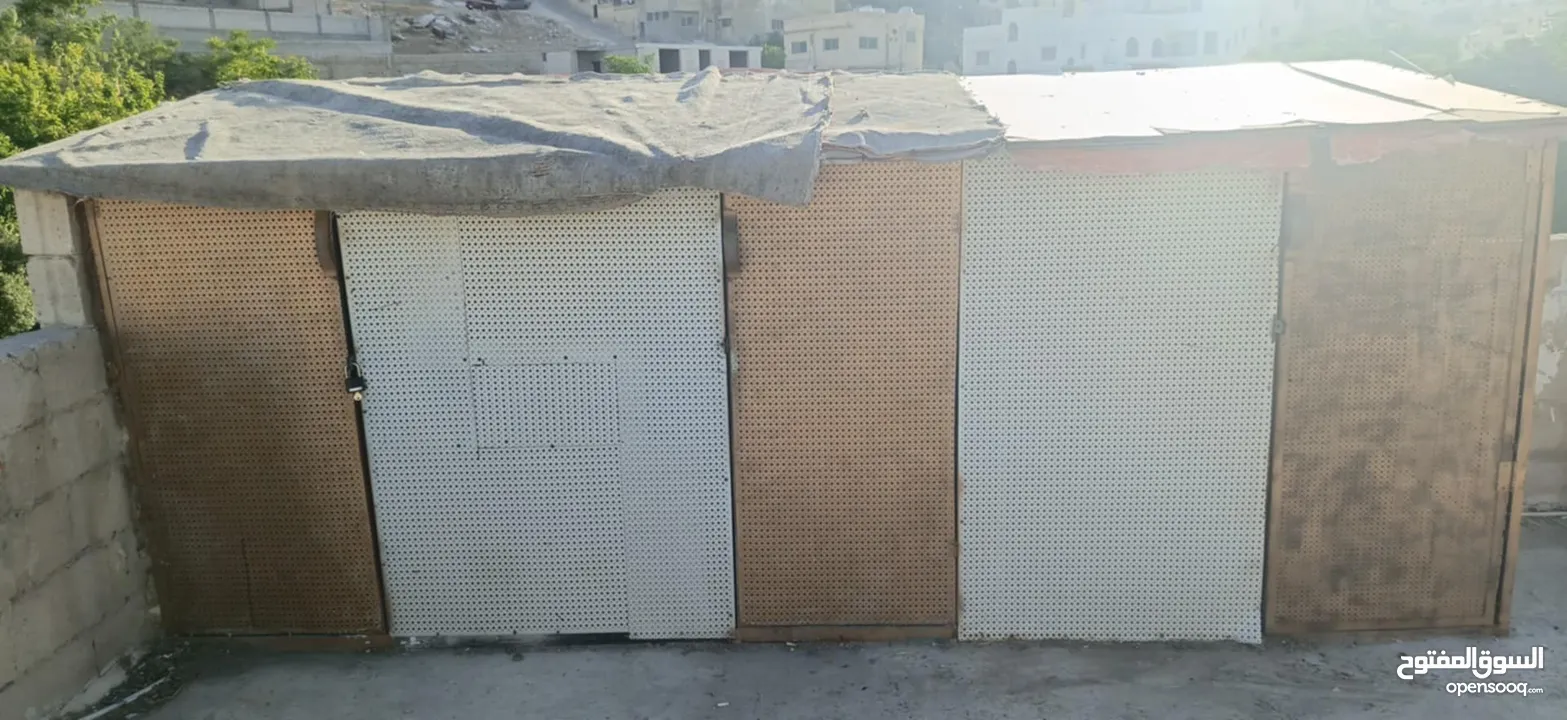 خشه حمام ثلاث ابواب  الطول 4متر العرض متر وثلاثين العب راكب عليها السقفيه خشب ظهر الفرصه من ورا طوب