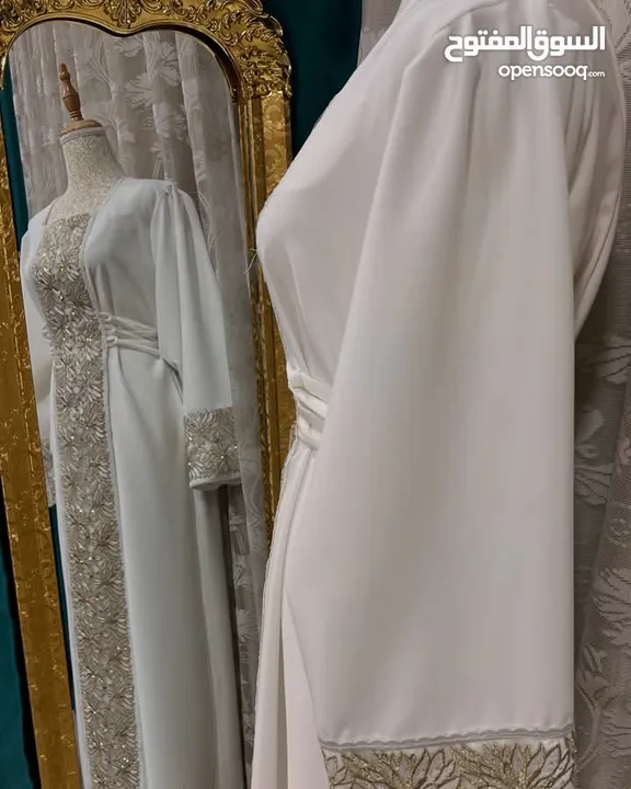 أناقة تليق بكِ  فستان نسائي فاخر بلون أبيض ملكي ولمسات تطريز فخمة بالذهبي اللامع.