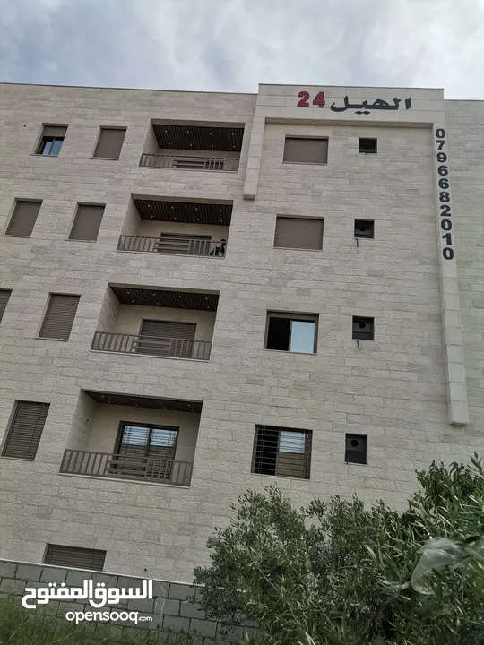 شقه 205م طابق ارضي مدخل خاص وكراج خاص وساحه للبيع على شارع البترا شرق اربد مول قراند وكازيه الرجوب