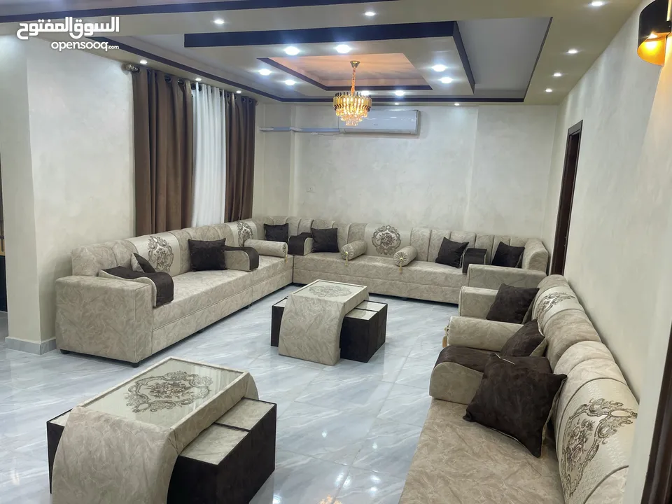 جلسات خليجية 17 مقاعد مع طقم طربيزات ومراكي+ 10 قورن