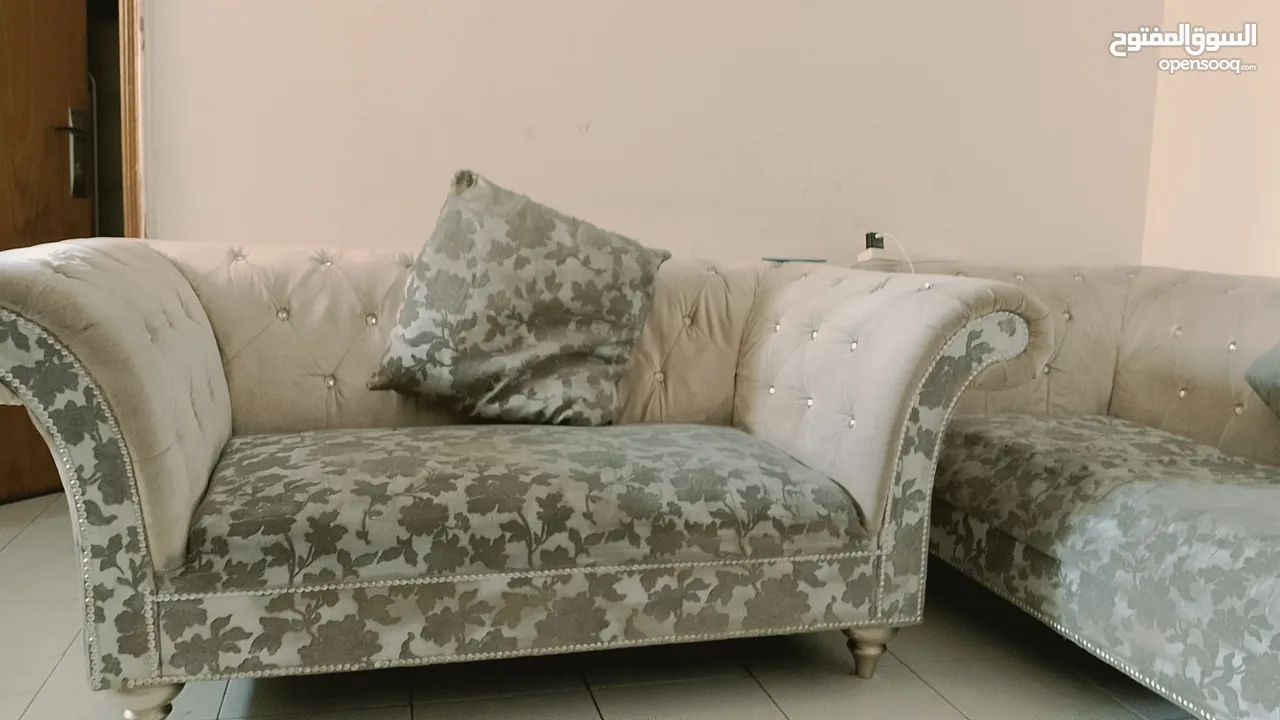 Sofas for sale, 3 pieces + table in Sharjah, Al Butina