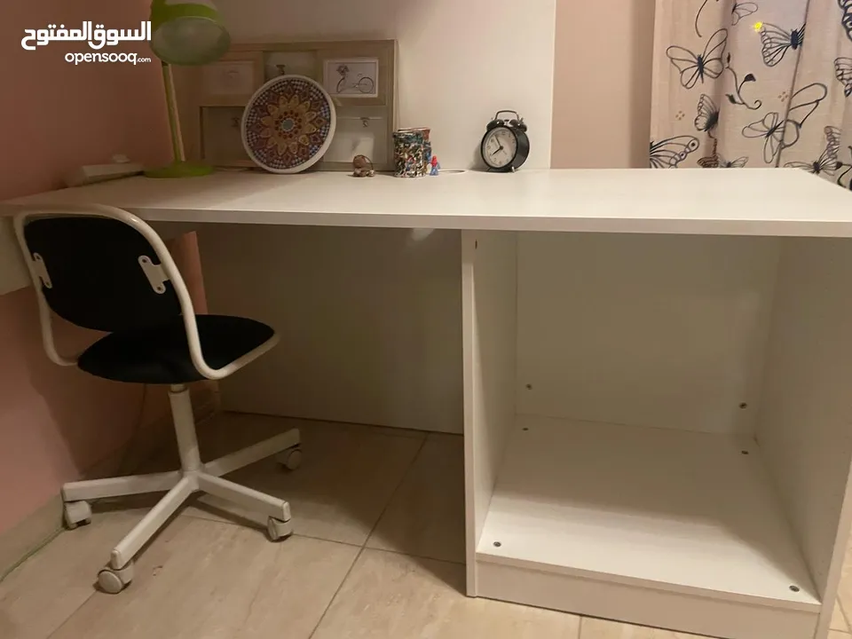 غرفة كاملة ايكيا مكونة من سرير طابقين و خزانة ملابس ووحدة ارفف ومكتبة بحالة الجديد استعمال خفيف جدا