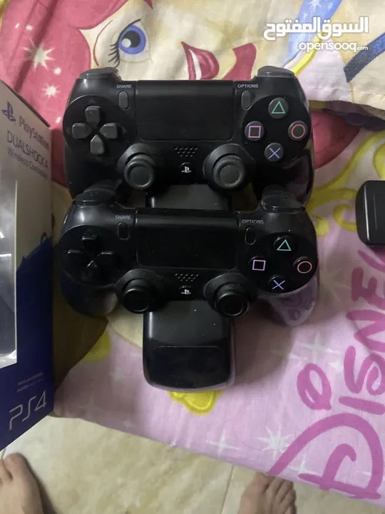 مع 8 سيديات وثلث ايدين وجميع ملحقاتهPs4