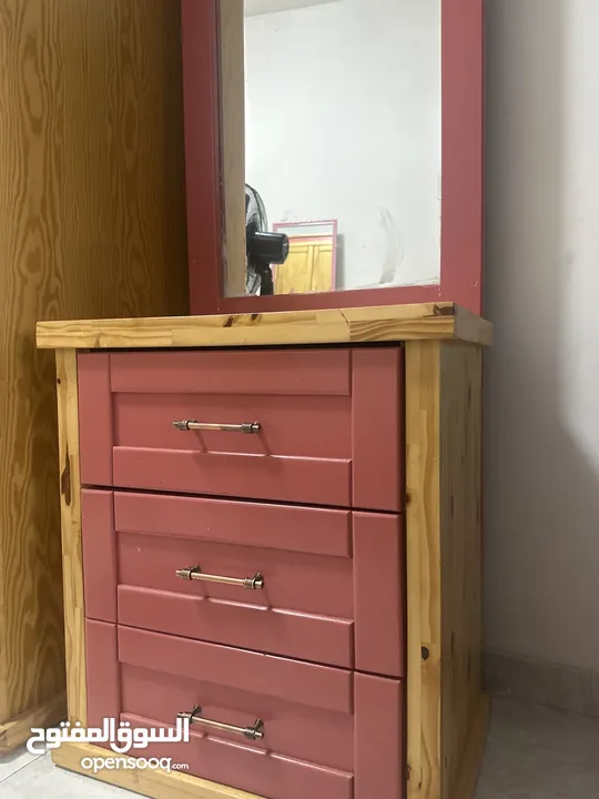 كومودينا و مكتبة لغرفه نوم