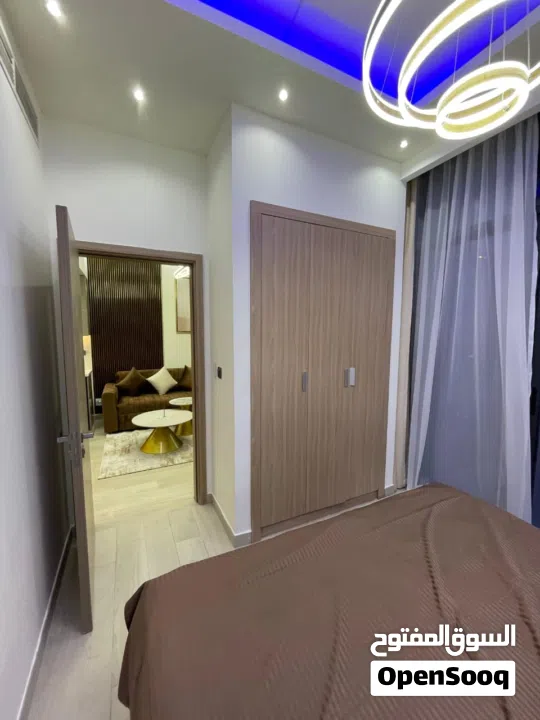 شقه متميزه بمسبح خاص بحث الجميع فرضه ذهبيه بجوار اكبر بحيره صناعيه شقه غرفتين وصاله بأقل سعر بكل دبي