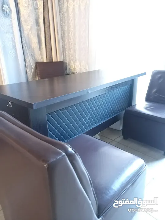 مكتب خشب لمنيت وجه لاتيه بحاله الوكالة
