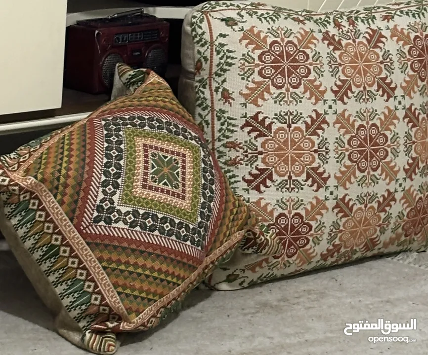 مرايه توضع بزاوية الغرف  وتعلق حجم كبير  وتطريز يدوي والألوان مميزة مع مساند ونفس الالوان للبيع