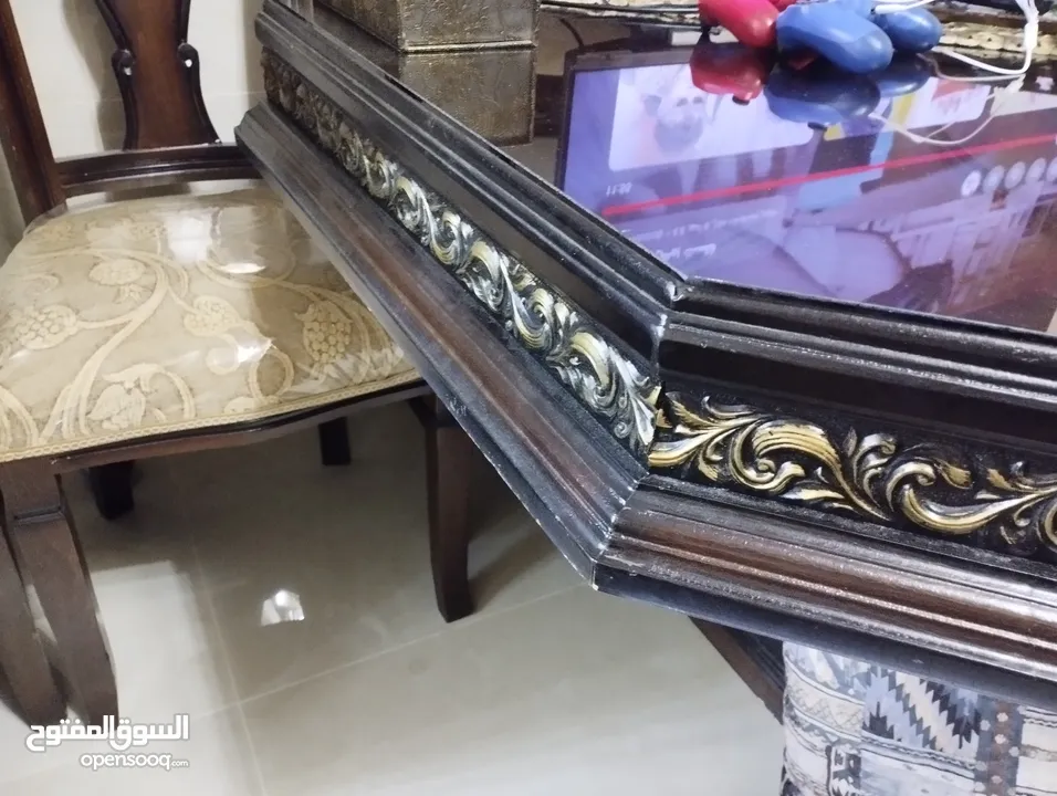طاولة سفرة بحالة ممتازة حجم كبير من خشب  اللاتيةو الزان مع ستة مقاعد للبيع بمائتي دينار