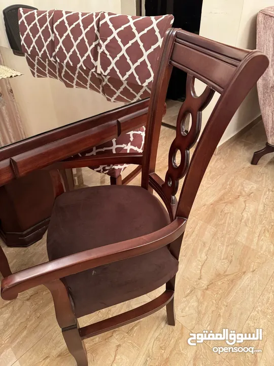 غرفة ضيوف مميزة مع طاولة سفرة