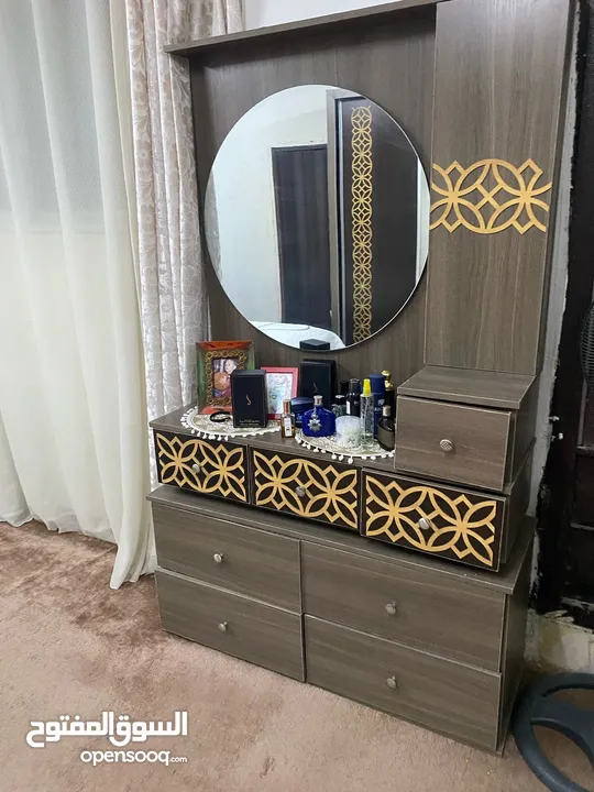 للبيع غرفة نوم كاملة بحالة جيدة جدا مستعملة تفصيل خشب تقيل وليست تجارية