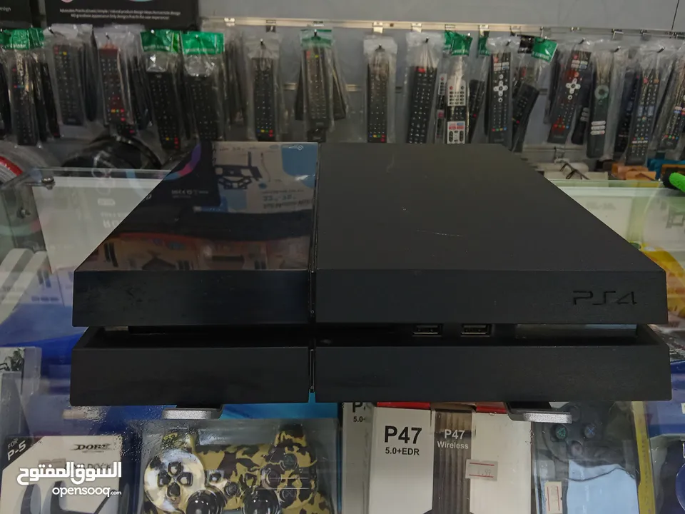 PS4 fat  بلايستيشن فور فات وكاله نظيف مش مفتوح مع ايدتين كوبي ون جداد قابل للتفاوض بشيء بسيط