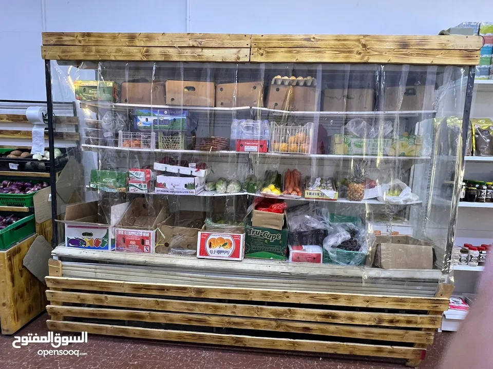 مركز بيع الخضار والفواكه والكماليات في قلب سوق نزوى