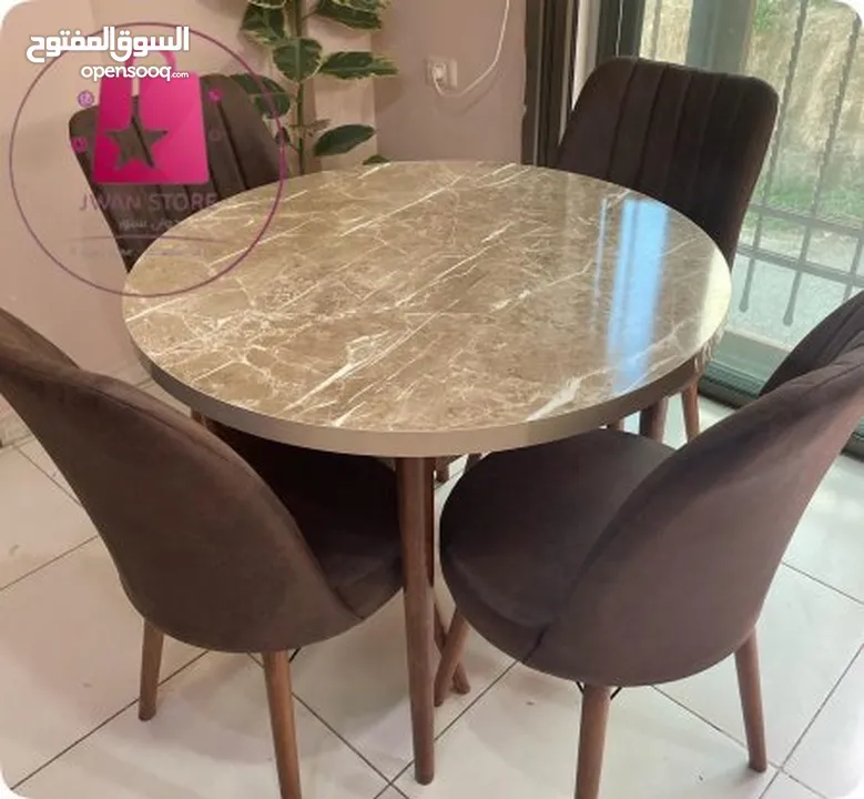 دللي منزلك بطاولة سفرة دائرية أنيقة   مثالية للمساحات مع 4 كراسي  بتصميمها التركي الأصيل