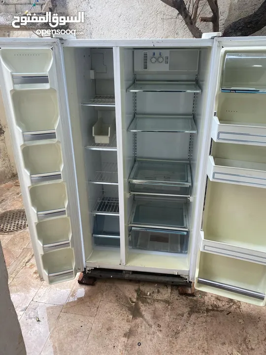 ثلاجه مع فريزر بابين نو فروست ياباني تعمل بشكل ممتاز وبحاله ممتازه بحاله الوكاله للبيع بداعي السفر