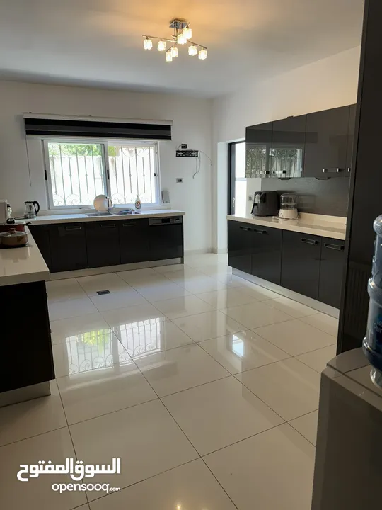 شقة ارضية طابقية بمساحة 399 متر2
