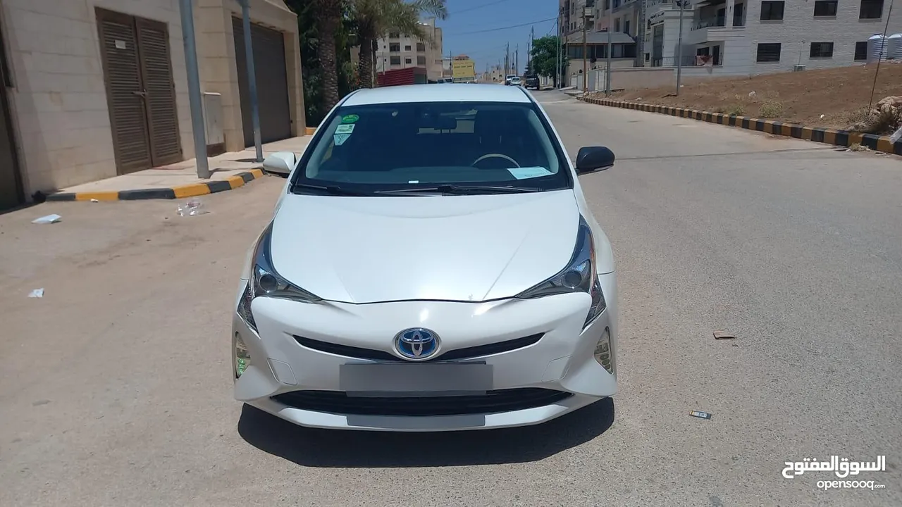 تويوتا بريوس لون ابيض لؤلؤي فحص 3 جيد بسعر مغري قابل للبدل