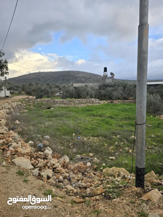 ارض للبيع تبعد عن الخط الرئسي 100 متر ارض ممتازه على شارعين وصلها جميع الخدمات