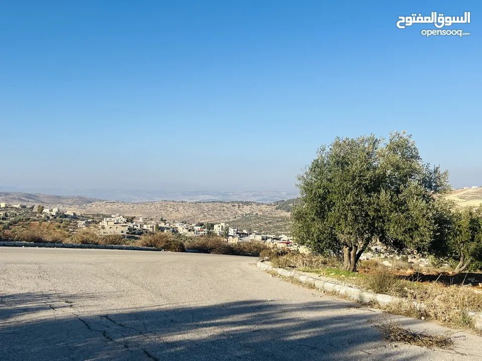 ارض للبيع في الكمشه بالقرب من شارع الاردن و مطعم قصر الجبل مميزه جدا