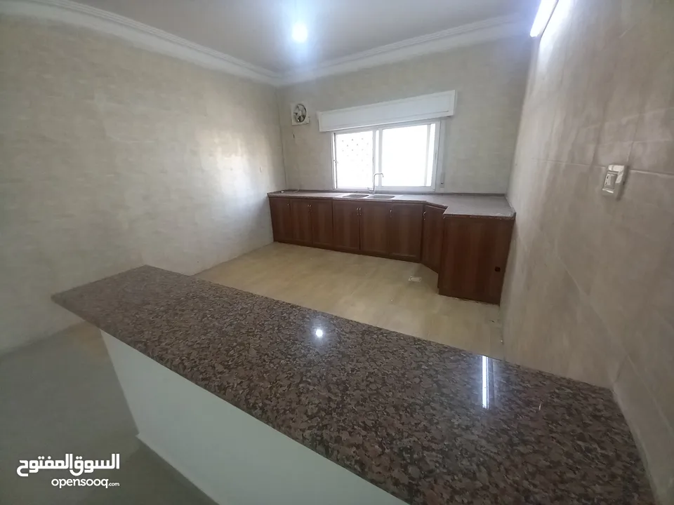 شقة طابق اول قرب الخدمات للبيع بسعر مغري