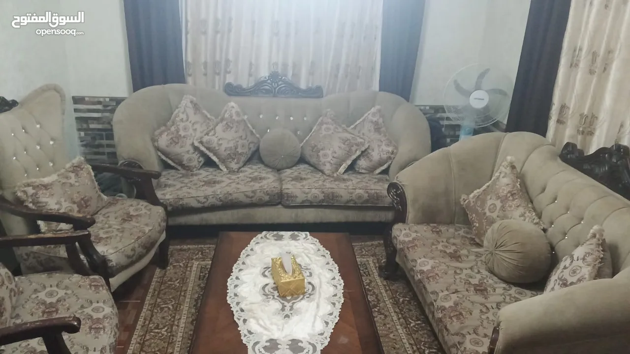 طقم كنب للبيع بحالة الجيدة مع 3 طاولات