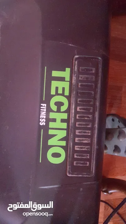 جهاز الركض  techno fitness يوجد بإحدى الصور سعر الجهاز الجديد.      استعمل الجهاز مرتين فقط