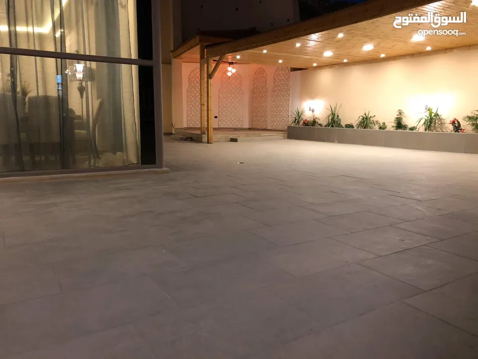 شقة فاخرة جدا ارضية في - دير غبار - بترس وحديقة و كراج و مدخل خاص و فرش فاخر (ID#: 6896)