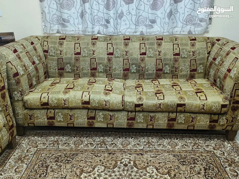طقم كنب بحاله جيده خشب سويد 5سم