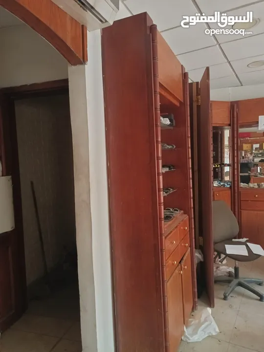 ديكور خشب بلوط يصلح لمحل عطور بصريات خلويات