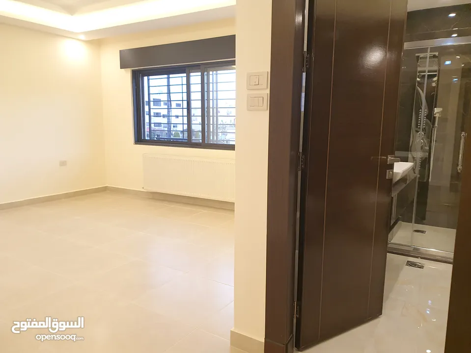 شقة 550م مع رووف طابقية مطلة للبيع في ضاحية الامير راشد