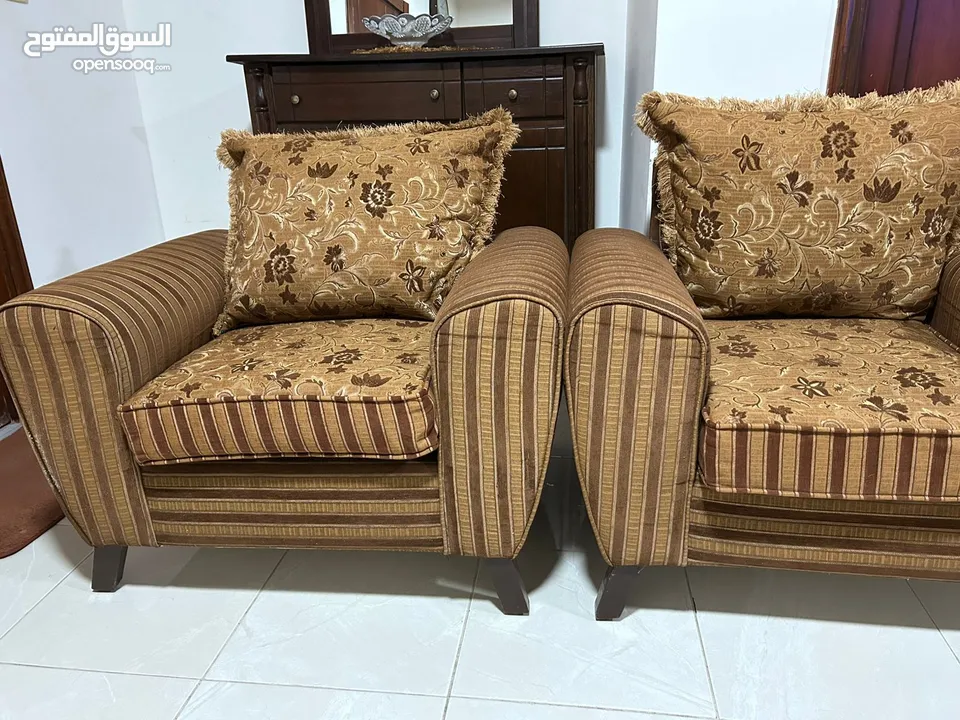 طقم كنب 7مقاعد للبيع بحالة جيدة جدا  السبب ا ضيق المكان