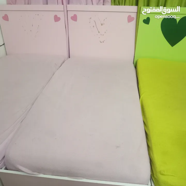 تختين لون زهري للبيع مع البرادي والسجاده ومرايه وخزانه
