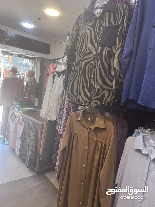 محل البسة بداعي السفر بدون خلو أجار شهري 325