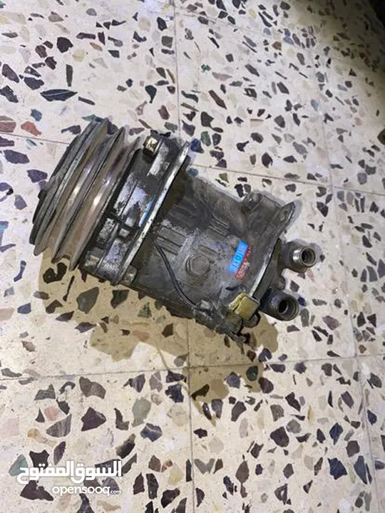 كراسي فولفو 240 و بخاخ مواسير و زجاج و قطع اخرى كثيره للبيع المستعجل