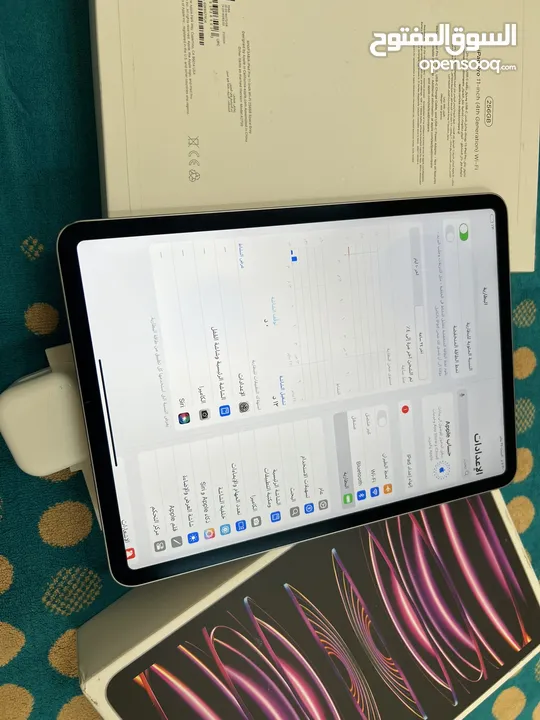 ايباد برو 11 بوصة 256 قيقا ام تو معالج m2 نظيف مو مفتوح مع الاغراض