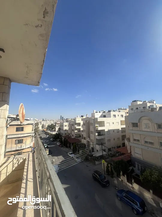 شقة بالقاردنز طابق 3 للإجار. الدفع شهري، غرفة،وصالة مع مطبخ أمريكي وحمام وبلكونة واسعة مع مطل جميل