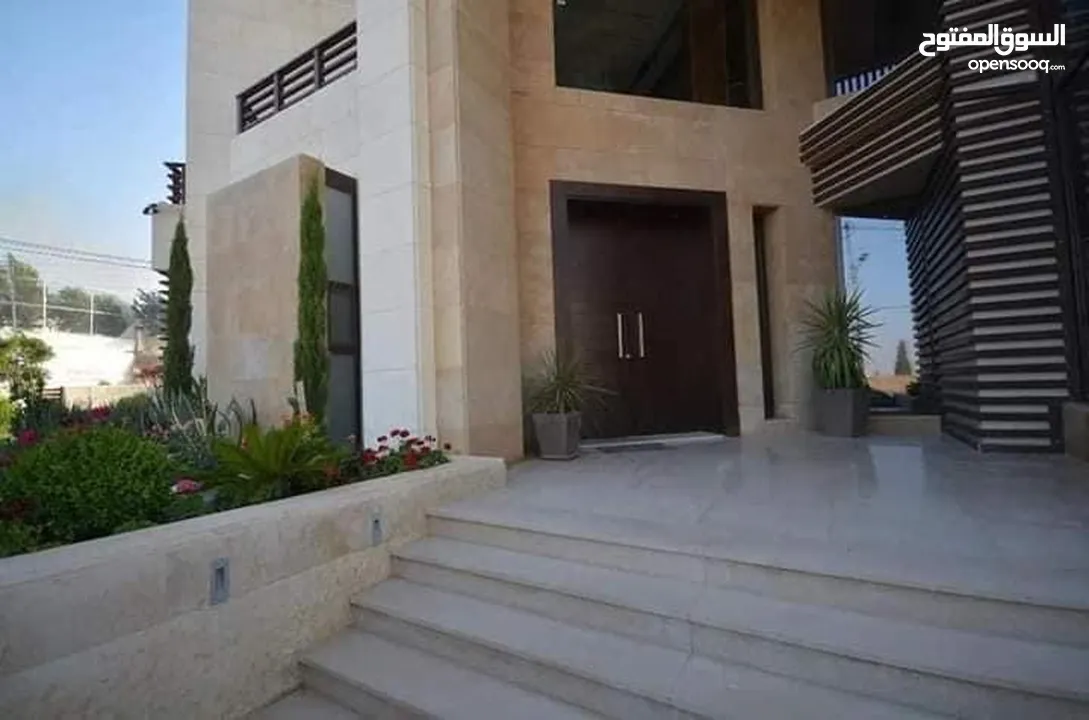 فيلًا للبيع طريق المطار الظهير