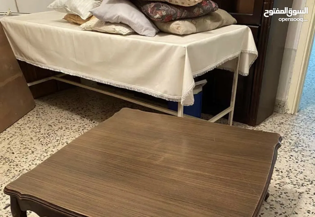 طاولات خياطة كبيرة حديد ولوح خشب  عليها ..تفصيل  مقص كهربائي طاولات وسط خشب زان